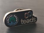 Pin metálico esmaltado personalizado con el logo de la empresa — PinsPro Chile