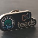 Pin metálico esmaltado troquelado personalizado con logo — PinsPro Chile