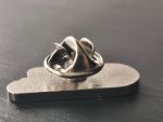 Pin metálico esmaltado personalizado con el logo de la empresa — PinsPro Chile
