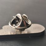 Pin metálico esmaltado troquelado personalizado con logo — PinsPro Chile