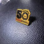 Pin metálico esmaltado troquelado personalizado con logo — PinsPro Chile