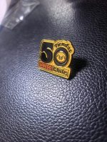 Pin metálico esmaltado personalizado con el logo de la empresa — PinsPro Chile