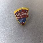 Pin metálico esmaltado troquelado personalizado con logo — PinsPro Chile
