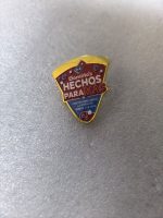 Pin metálico esmaltado personalizado con el logo de la empresa — PinsPro Chile
