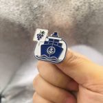 Pin metálico esmaltado troquelado personalizado con logo — PinsPro Chile