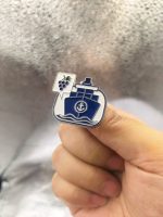 Pin metálico esmaltado personalizado con el logo de la empresa — PinsPro Chile