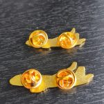 Pin metálico esmaltado troquelado personalizado con logo — PinsPro Chile