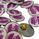 Pin metálico con resina circular personalizado con logo — PinsPro Chile