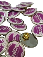 Pin metálico con resina epóxica personalizado con logo a todo color — PinsPro Chile