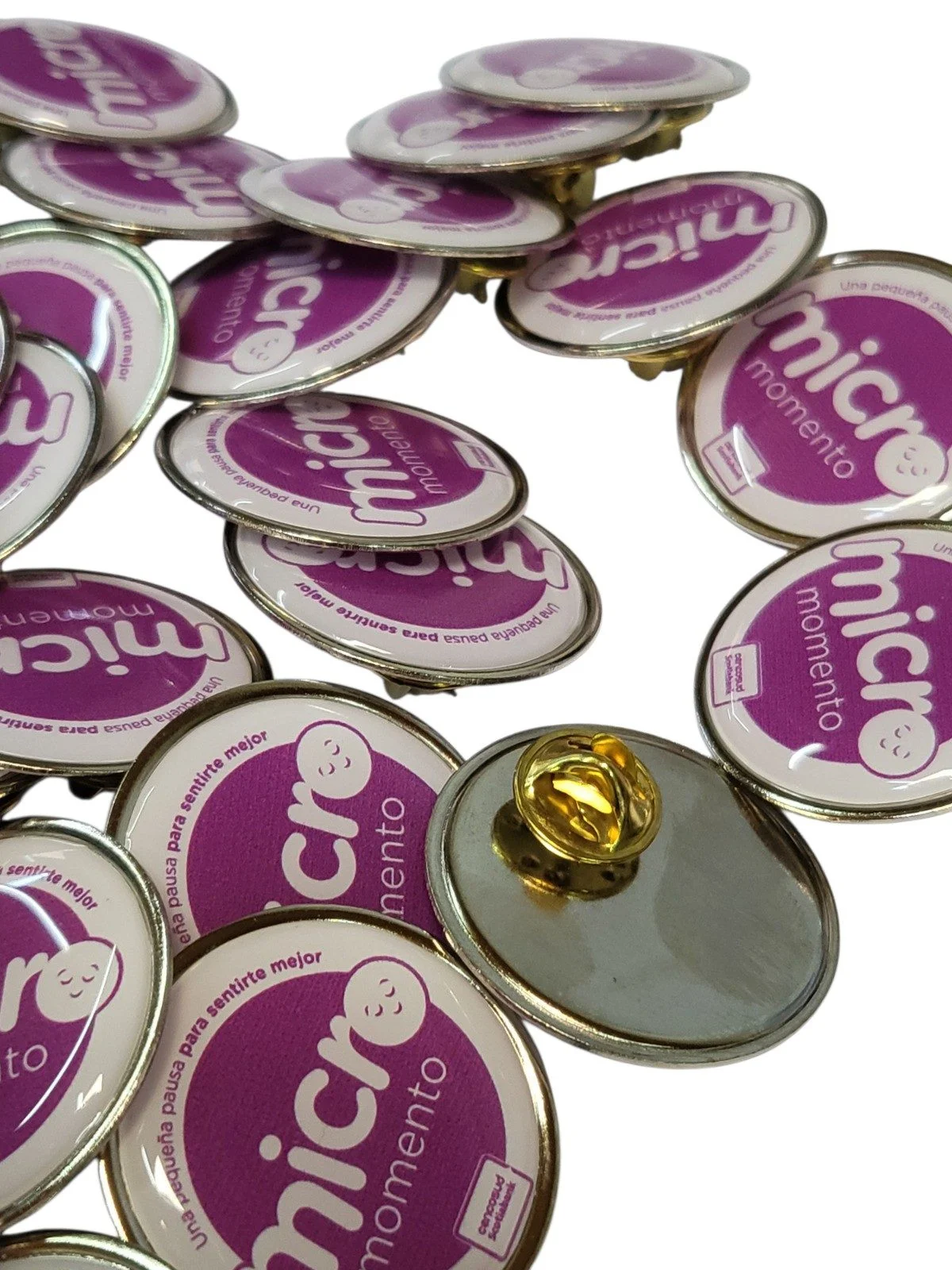 pin-metalico-resina-01 Pin metálico con resina epóxica personalizado con logo a todo color — PinsPro Chile