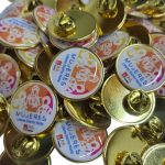 Pin metálico con resina circular personalizado con logo — PinsPro Chile