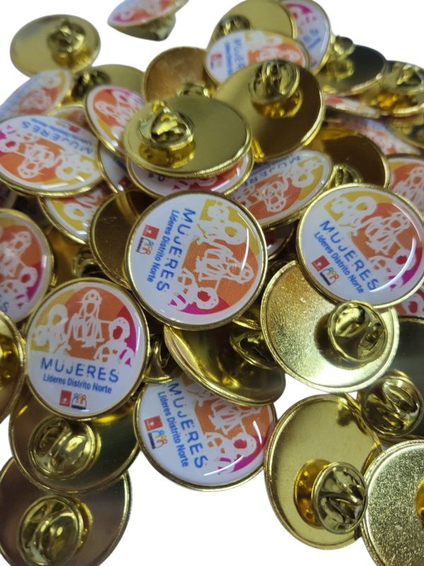 Pin metálico con resina epóxica personalizado con logo a todo color — PinsPro Chile