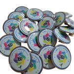 Pin metálico con resina circular personalizado con logo — PinsPro Chile