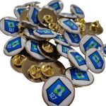 Pin metálico con resina circular personalizado con logo — PinsPro Chile