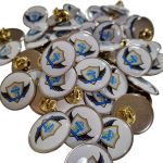 Pin metálico con resina circular personalizado con logo — PinsPro Chile