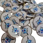 Pin metálico con resina circular personalizado con logo — PinsPro Chile