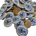 Pin metálico con resina circular personalizado con logo — PinsPro Chile