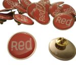 Pin metálico con resina epóxica personalizado con logo a todo color — PinsPro Chile