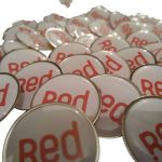 Pin metálico con resina epóxica personalizado con logo a todo color — PinsPro Chile