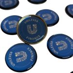 Pin metálico con resina circular personalizado con logo — PinsPro Chile