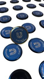 Pin metálico con resina epóxica personalizado con logo a todo color — PinsPro Chile