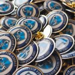 Pin metálico con resina circular personalizado con logo — PinsPro Chile