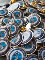 Pin metálico con resina epóxica personalizado con logo a todo color — PinsPro Chile