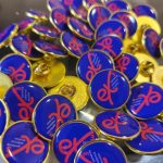 Pin metálico con resina circular personalizado con logo — PinsPro Chile
