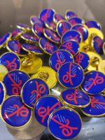 Pin metálico con resina epóxica personalizado con logo a todo color — PinsPro Chile