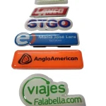 Piocha corporativa con base acrílica para identificación de personal — PinsPro Chile