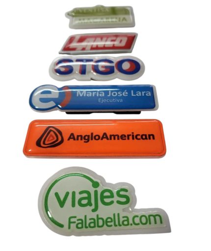 Piocha corporativa con base acrílica para identificación de personal — PinsPro Chile