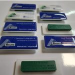 Piocha corporativa con base acrílica para identificación de personal — PinsPro Chile