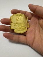 Piocha corporativa con base metálica personalizada — PinsPro Chile