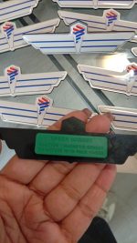 Piocha institucional en Gravoply con nombre grabado — PinsPro Chile