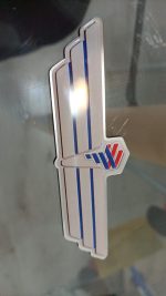 Piocha institucional en Gravoply con nombre grabado — PinsPro Chile